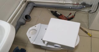 Установка напольного унитаза в Благовещенске: монтаж под ключ от СантехДомБгн от 5265 рублей.